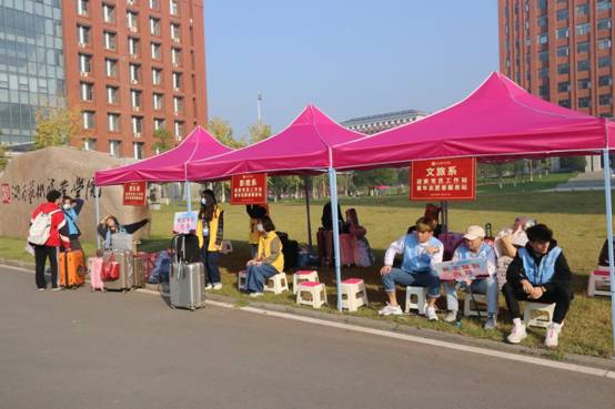 图片包含 路, 户外, 建筑, 人们
描述已自动生成