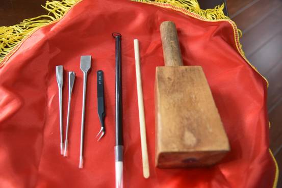 师父回赠徒弟古籍修复工具一套