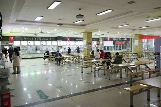 飞机场的桌子上有许多商店
低可信度描述已自动生成