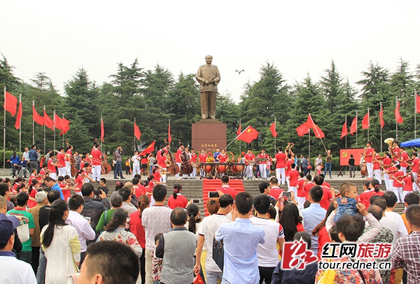 今日，韶山毛泽东铜像广场人头攒动