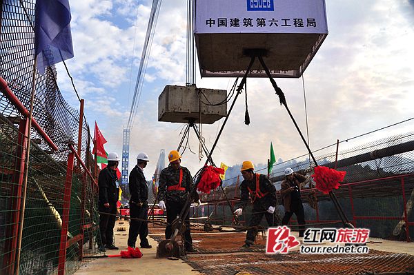 3日上午，目前世界最长、最高玻璃桥在湖南张家界大峡谷合龙。
