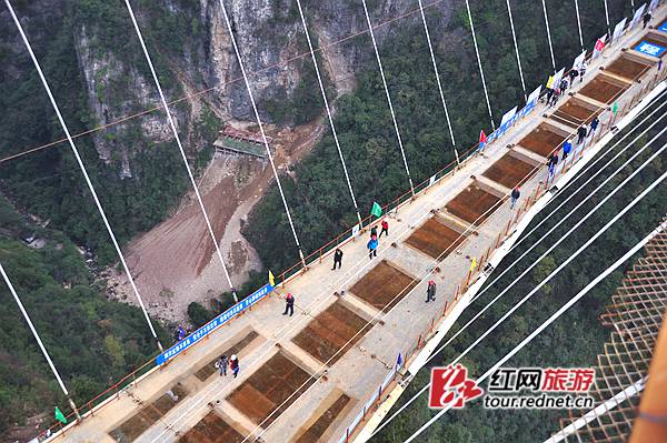 在经过后期调整、焊接和玻璃安装后，玻璃桥将于2016年“五一”前与游客见面。