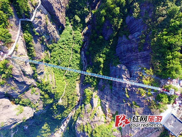 位于湖南平江石牛寨景区的高空玻璃桥，目前为中惠旅集团旗下管理景区。