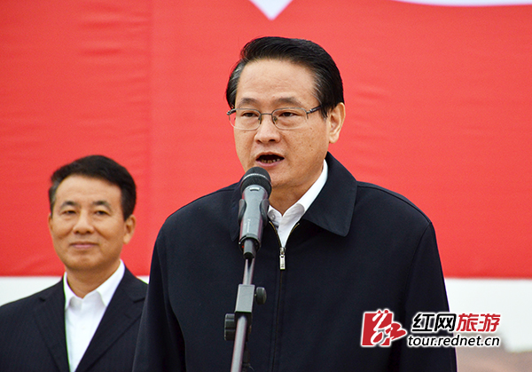 湖南省委常委、长沙市委书记易炼红宣布项目开工。