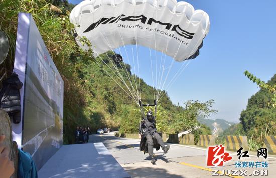 F1世界冠军张家界天门山飞车竞速翼装飞行（组图）