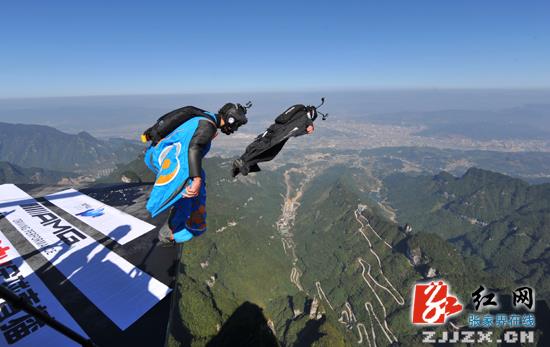 F1世界冠军张家界天门山飞车竞速翼装飞行（组图）