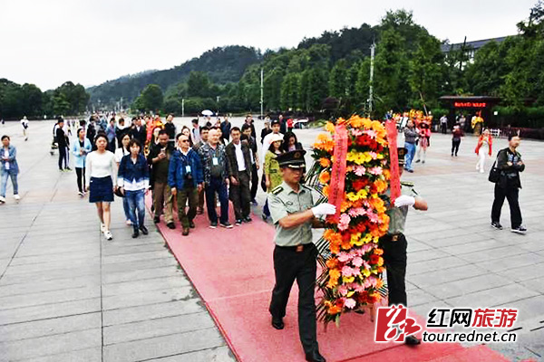 来自全国各地的网媒记者向毛主席铜像敬献花篮。