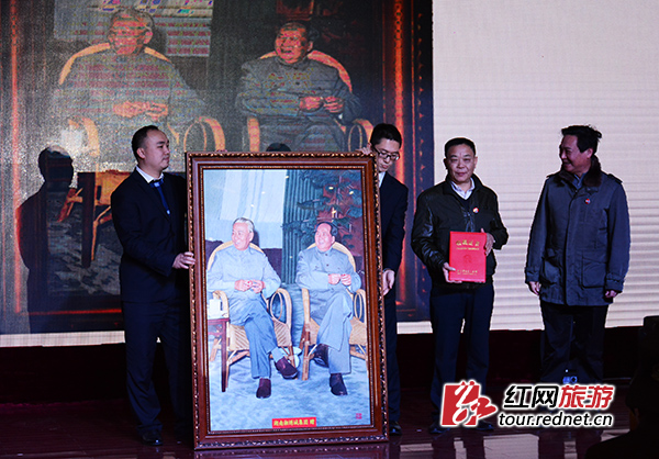 赠品之一，湘绣作品《刘少奇与毛泽东》。