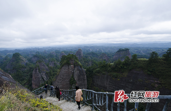  行走万佛山，赏群峰。
