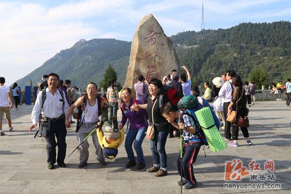 2013年“十一”南岳衡山上游客如织。