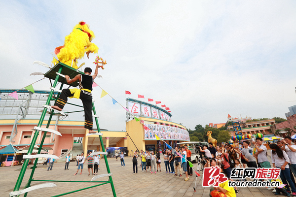 来自“舞狮之乡”广西田阳的壮族刀尖舞狮以惊险的动作，让游客们叹为观止。