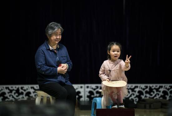 胡楠老师现场指导”小春天“表演《王婆骂鸡》选段