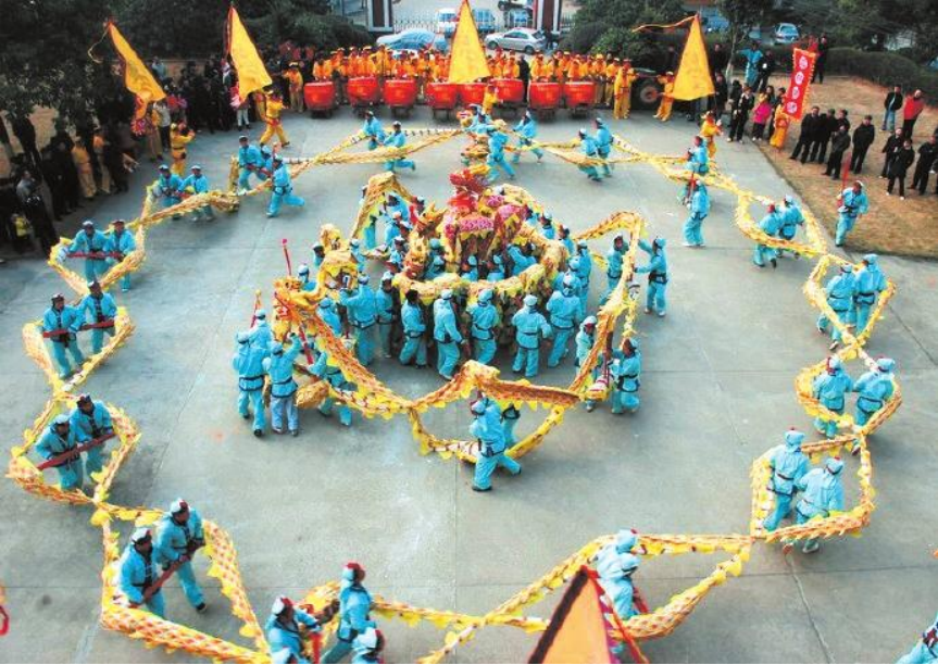春节舞龙是中国独具特色的传统民俗娱乐活动,从春节到元宵灯节,中国