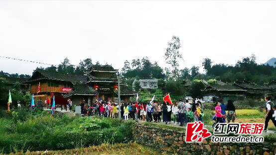 绥宁在热闹有序中迎来国庆长假第一天。